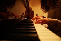 hands on piano