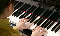 hands playing piano